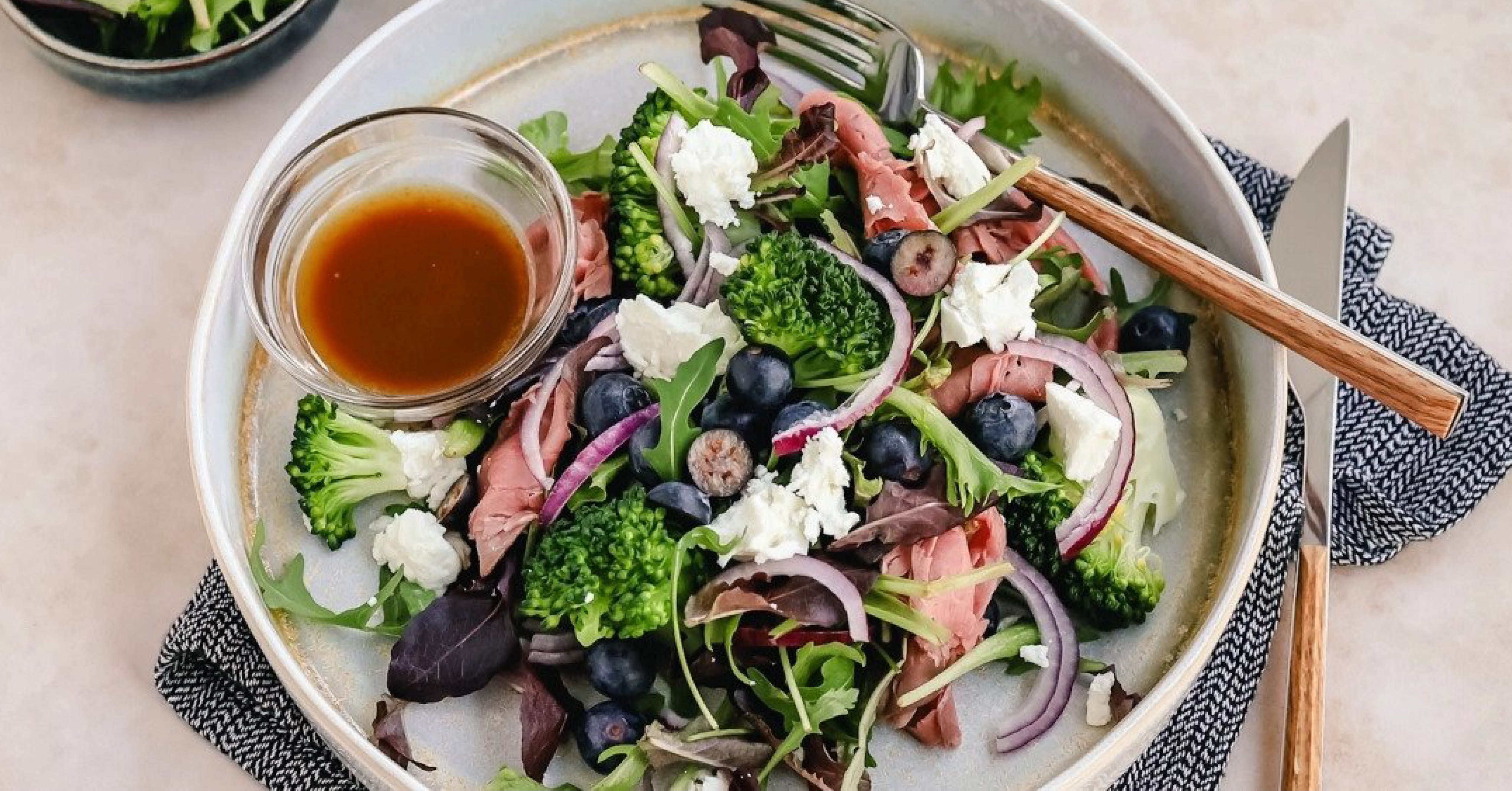 Salade met broccoli, blauwe bessen & rosbief (404 kcal)