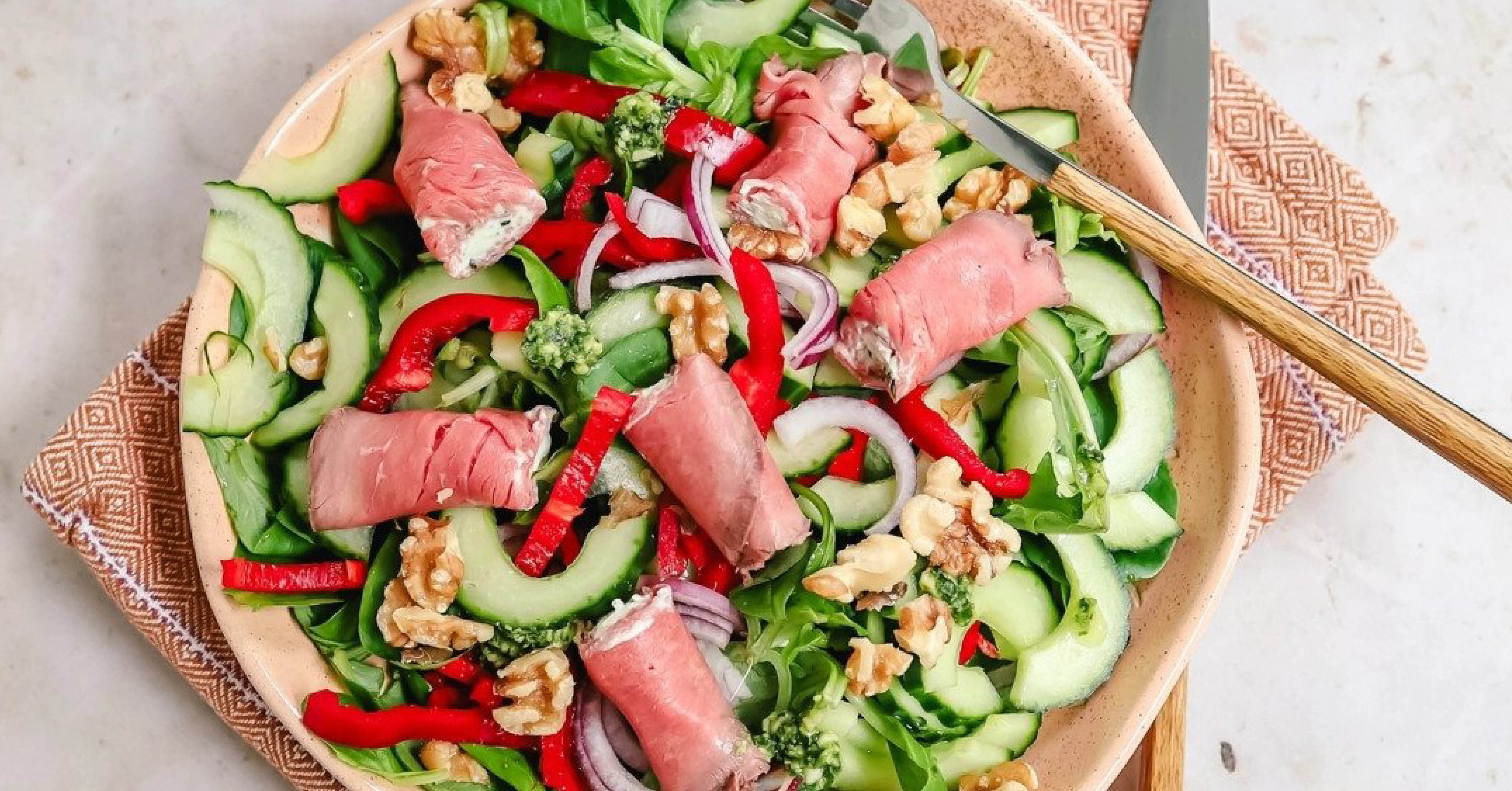 Salade met rosbiefrolletjes (423 kcal)