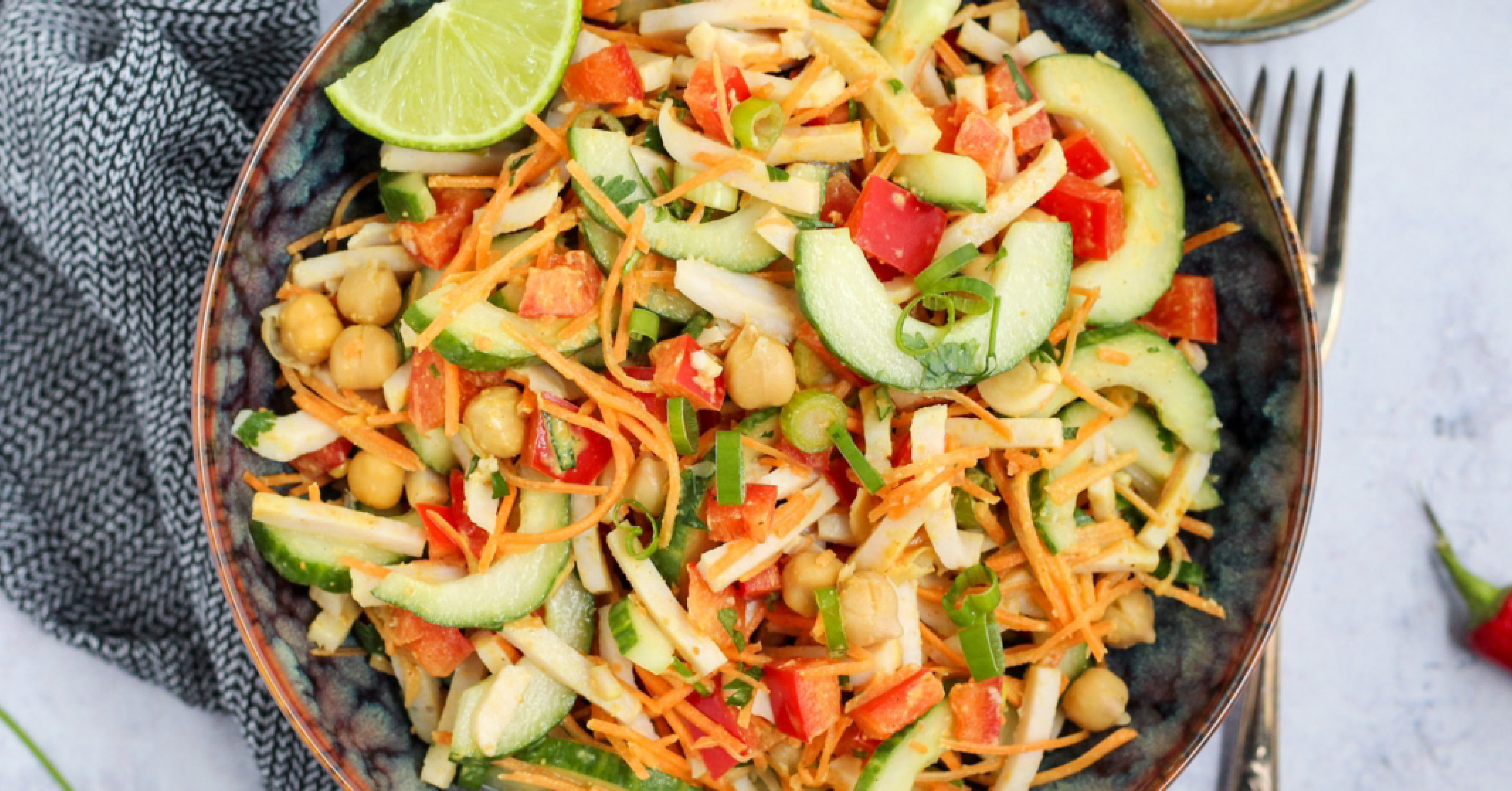 Thaise salade met kipreepjes & pindadressing (384 kcal)