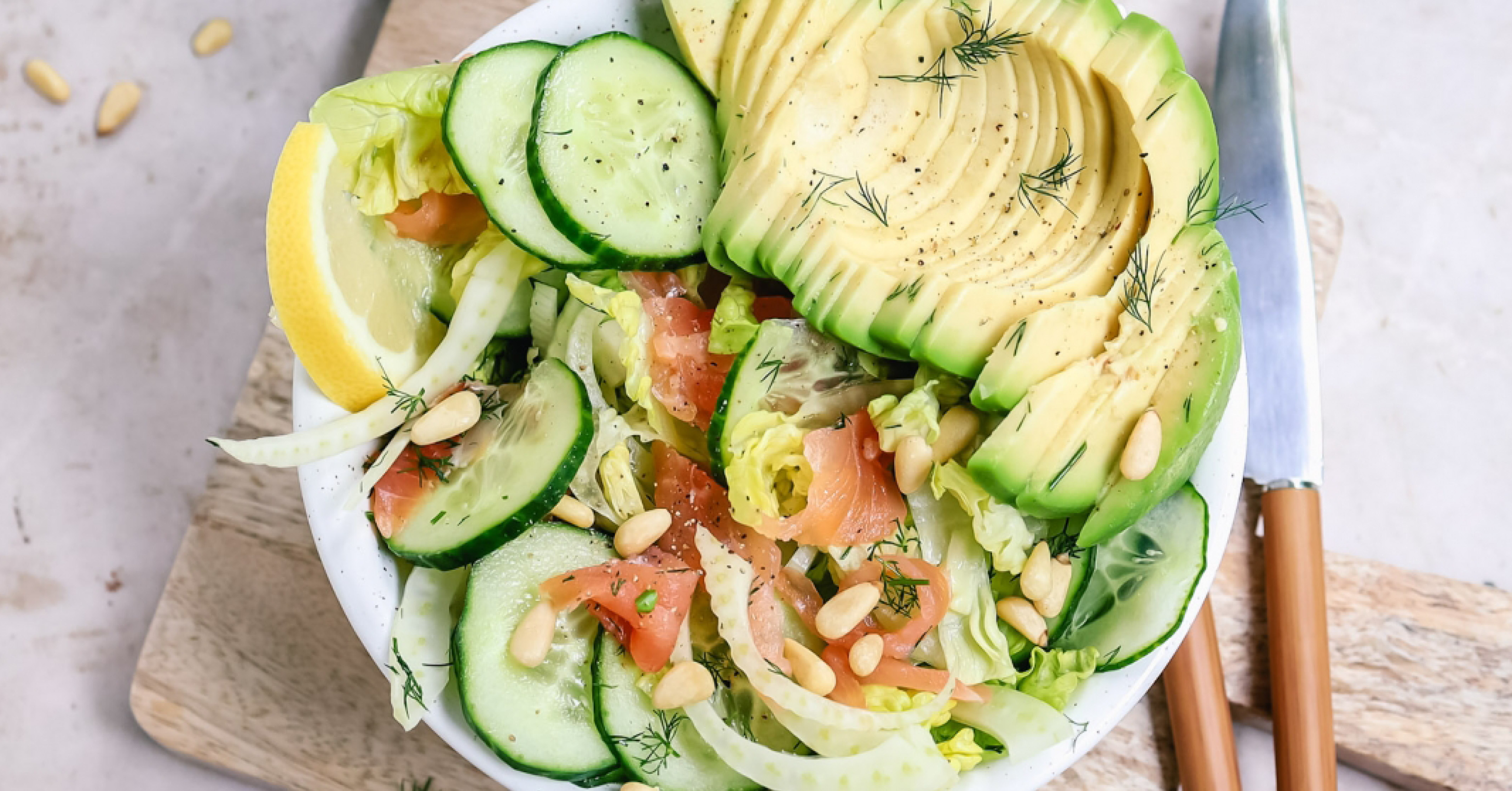 Salade met venkel, gerookte zalm & avocado (499 kcal)