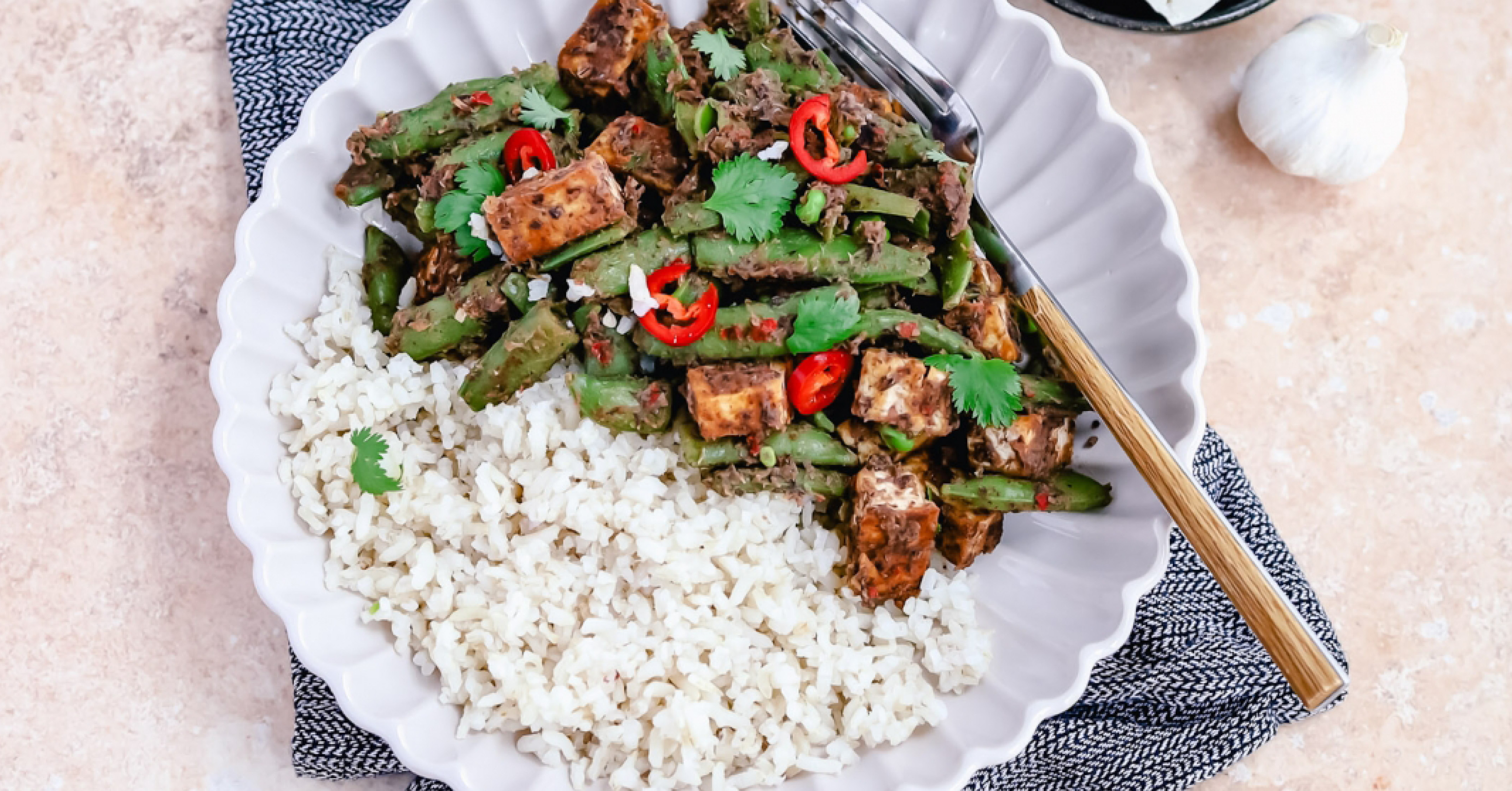 Rijst met tofu & sugar snaps in zwarte bonensaus (563 kcal)