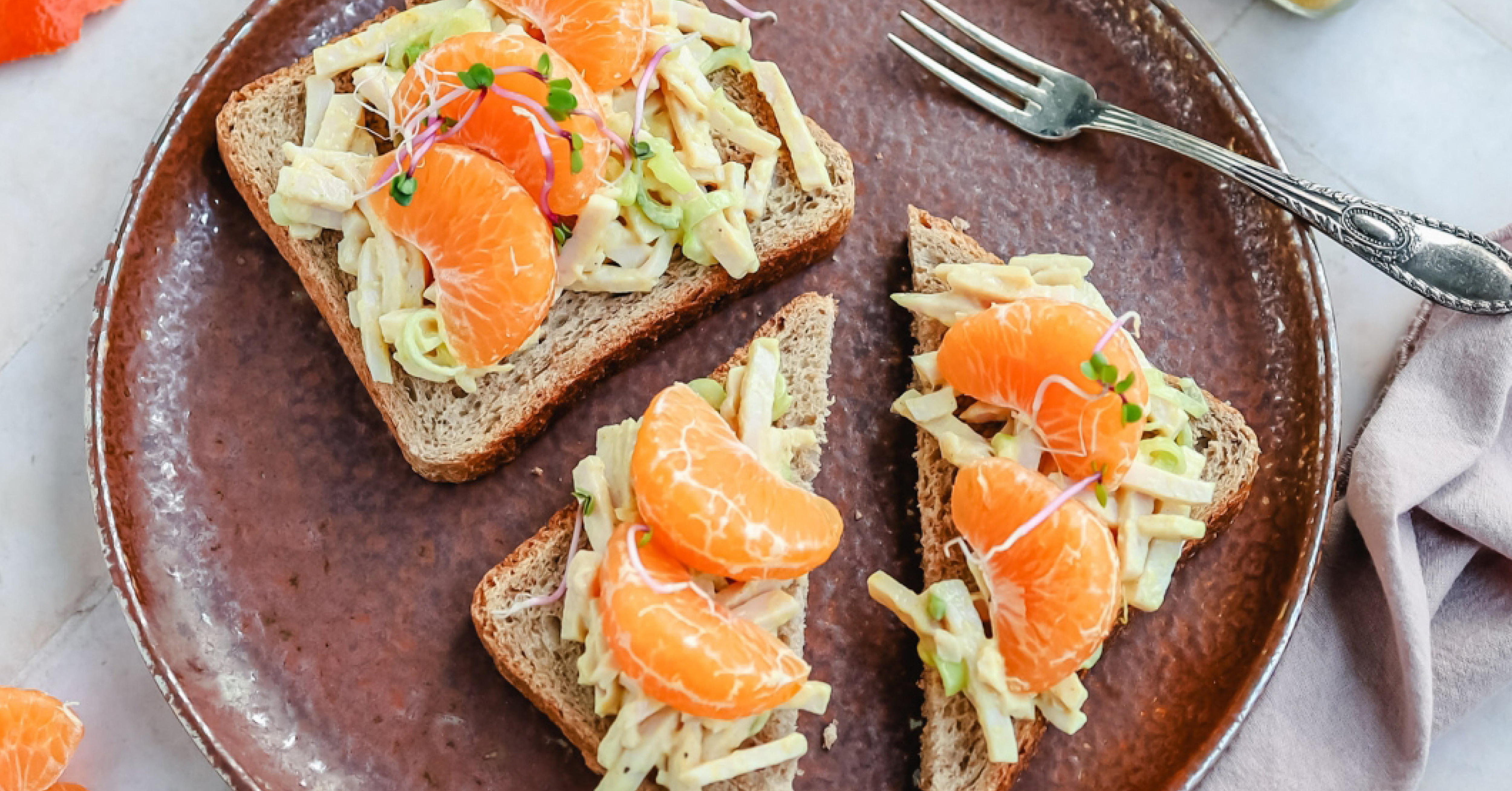 Brood met kip kerrie salade & mandarijn (360 kcal)