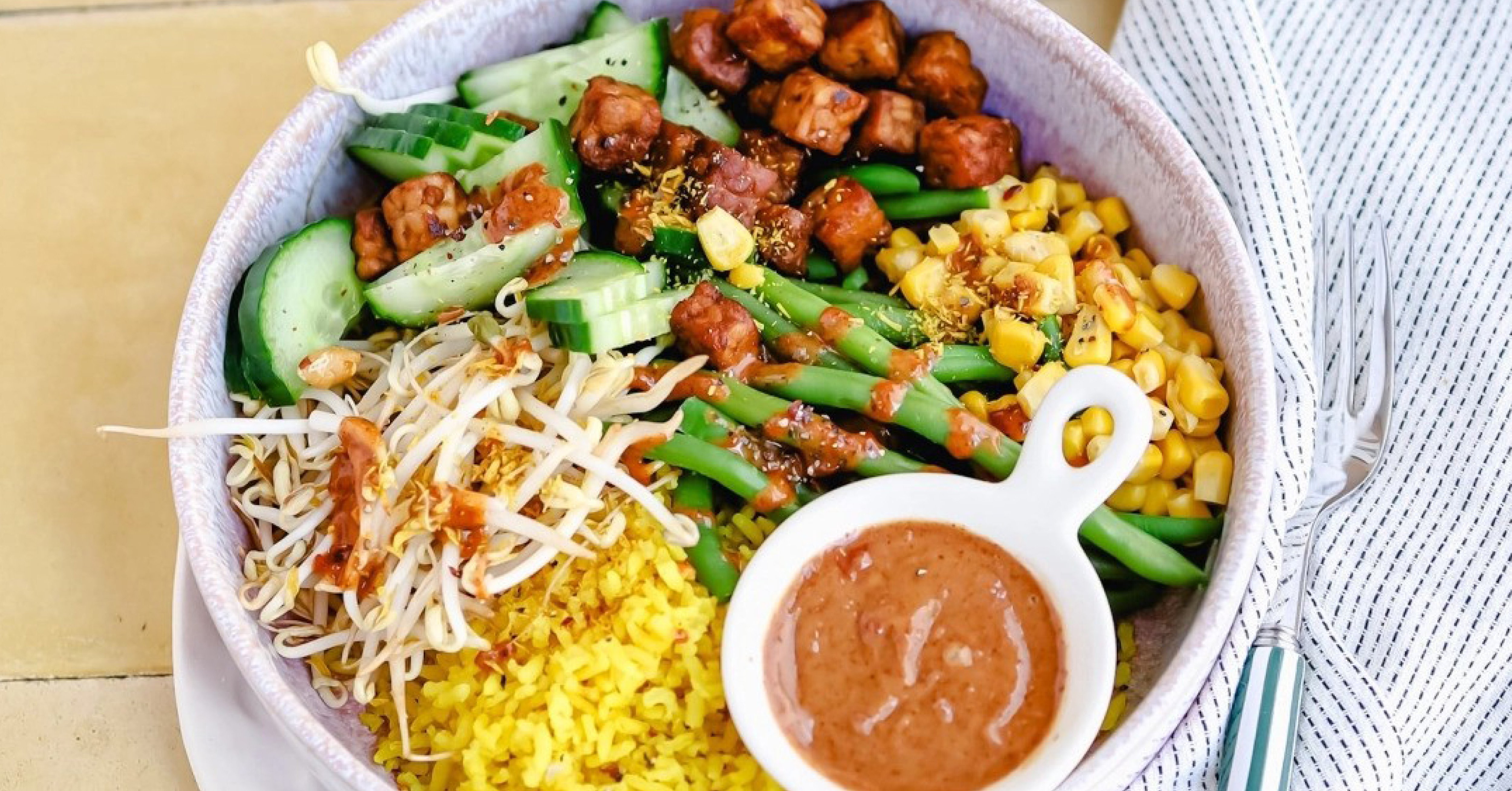 Gado gado met gele rijst & tempeh (866 kcal)