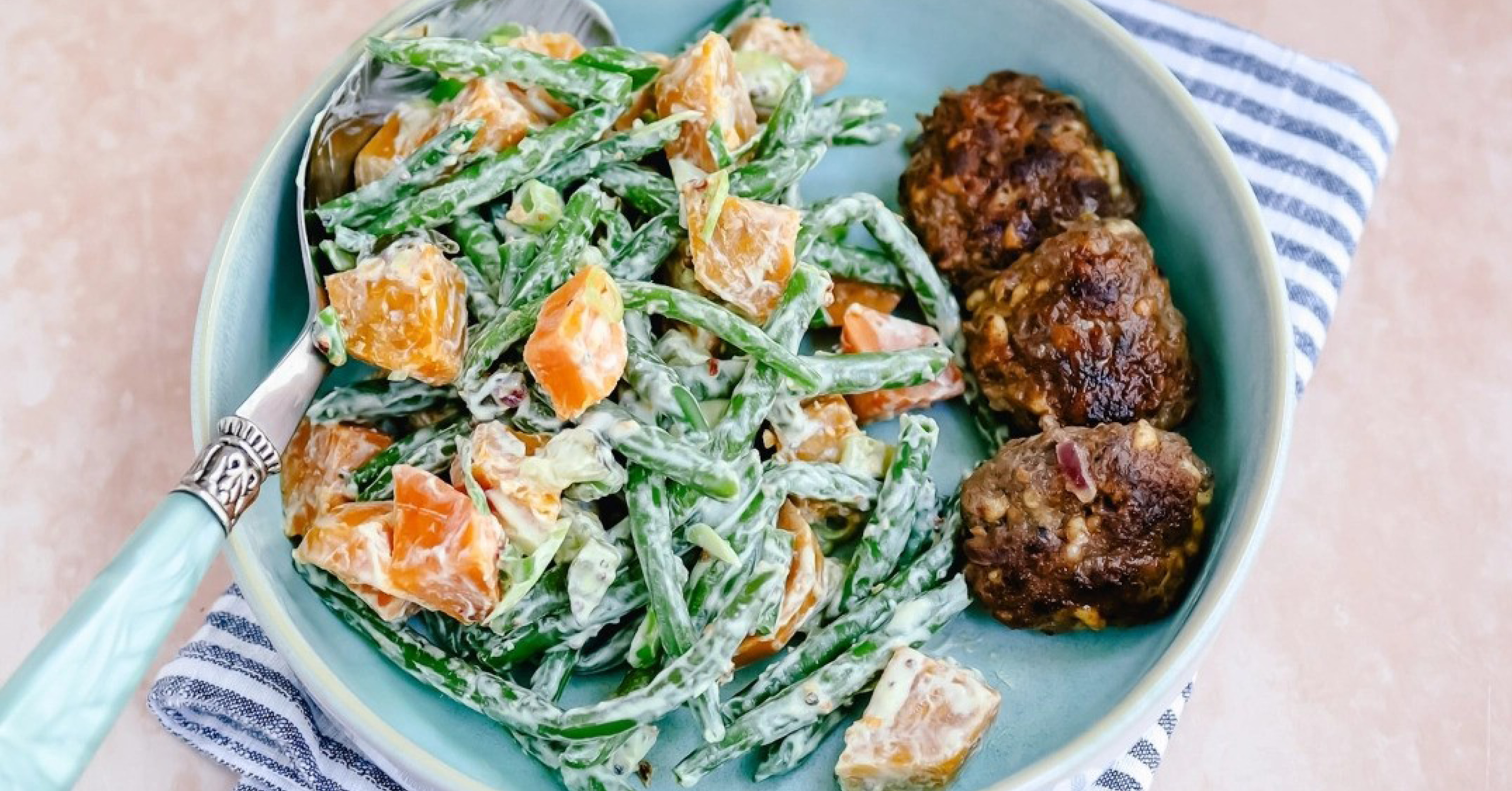 Zoete aardappelsalade & hamburgertjes met kaas (721 kcal)